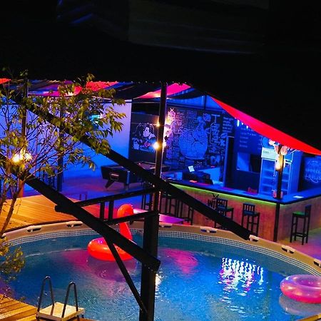 Wild Ones Hostel Bangkok Exterior photo